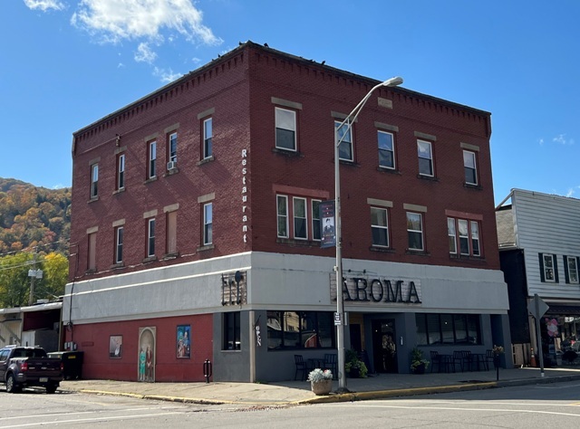 51 E 4th St in Emporium, PA - Building Photo