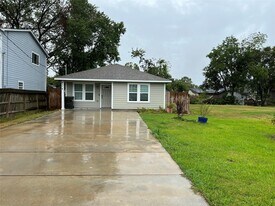 4114 Brown St in Bacliff, TX - Building Photo