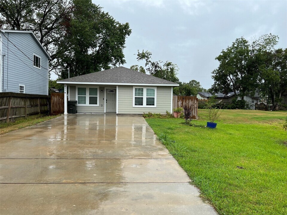 4114 Brown St in Bacliff, TX - Building Photo