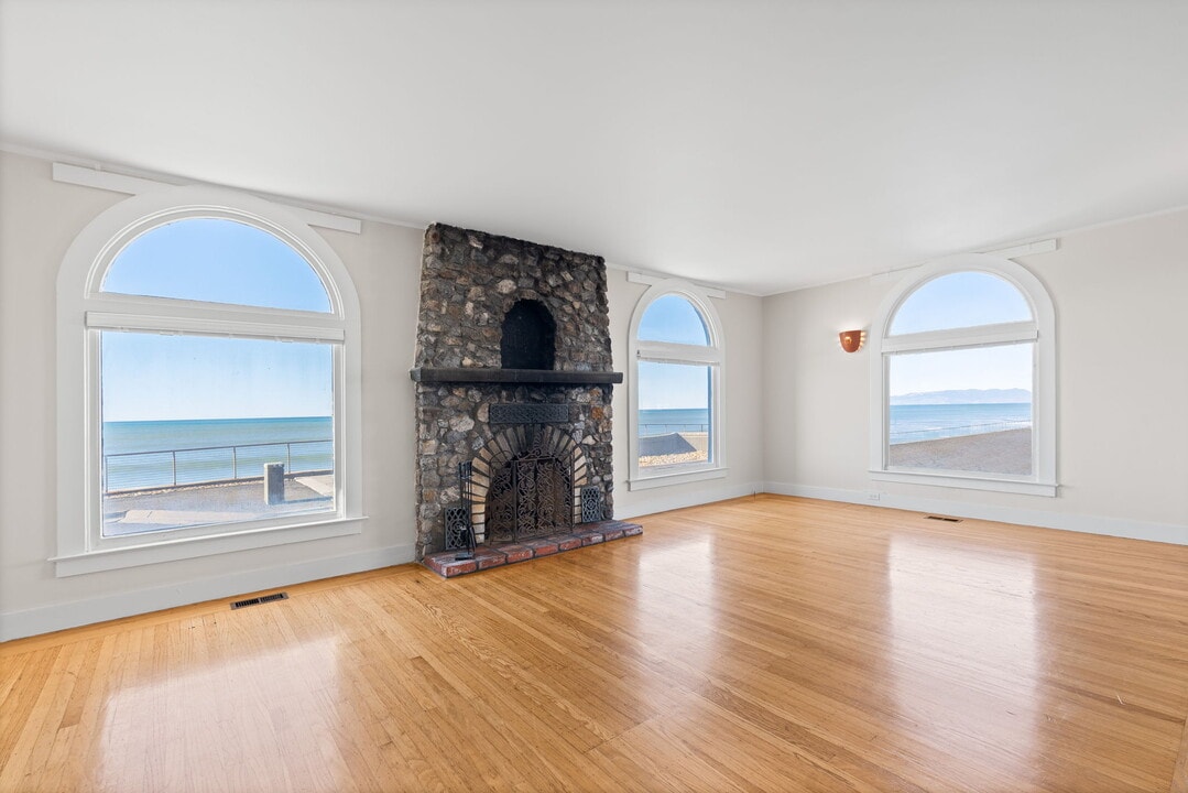 2 Carmel Ave in Pacifica, CA - Building Photo
