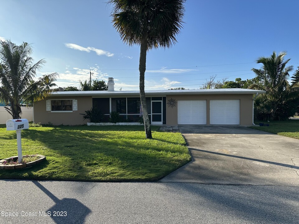 325 Pine Tree Dr in Indialantic, FL - Building Photo