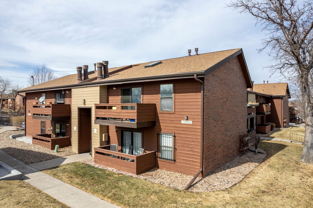 7080 W 20th Ave in Lakewood, CO - Foto de edificio