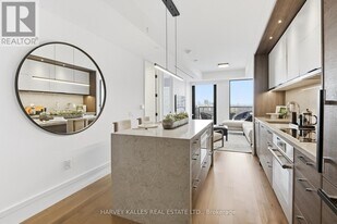 215 Lonsdale Rd in Toronto, ON - Building Photo