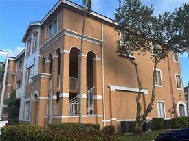 7150 NW 177th St in Hialeah, FL - Building Photo
