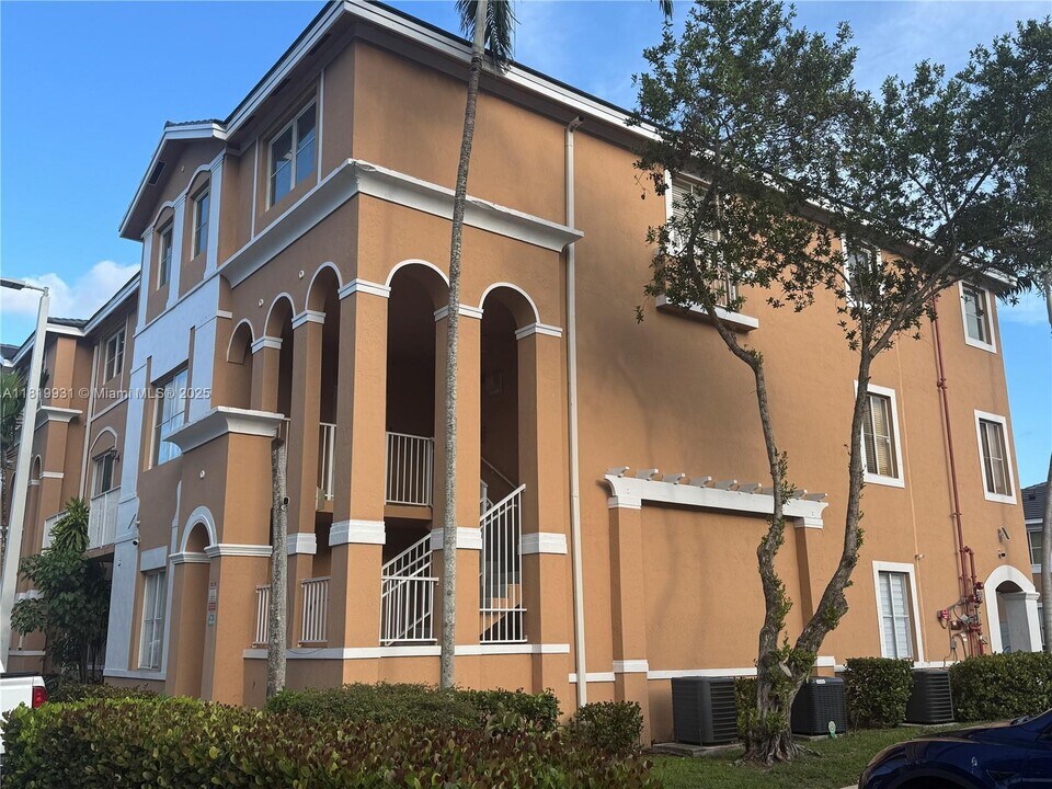7150 NW 177th St in Hialeah, FL - Building Photo