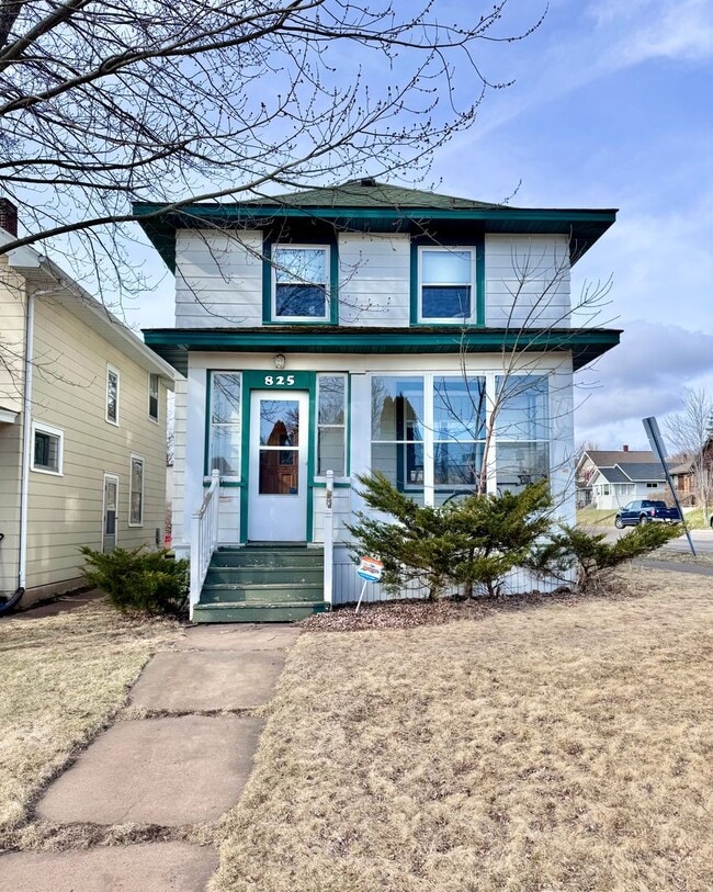property at 825 N 10th Ave E