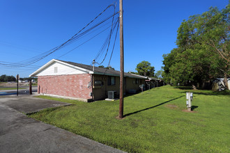 Villager Apartments in Ruskin, FL - Building Photo - Building Photo