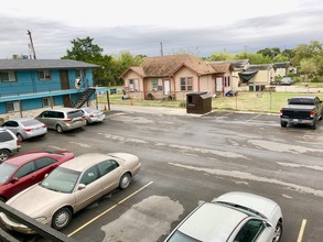 Woodfield Apartments in San Antonio, TX - Building Photo - Building Photo