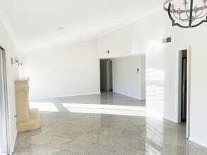 5784 Fairhaven Ave, Unit 772 in Woodland Hills, CA - Building Photo - Building Photo