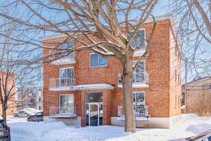 392 Lulli Rue in Laval, QC - Building Photo