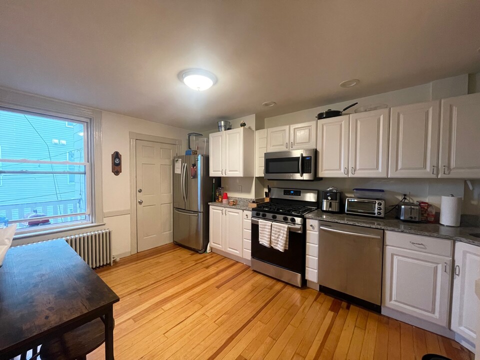 147 L St, Unit 2 in Boston, MA - Building Photo