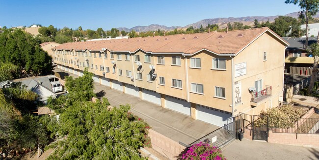 Osborne in Pacoima, CA - Foto de edificio - Building Photo