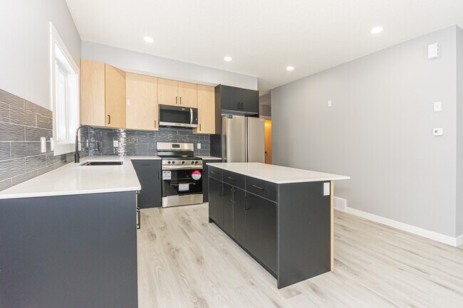 11547 St Albert Trail NW in Edmonton, AB - Building Photo - Building Photo