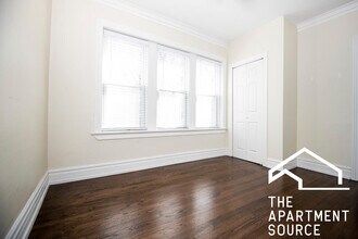 3702 N Hoyne Ave, Unit 2 in Chicago, IL - Building Photo - Building Photo