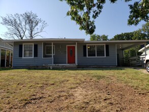 1820 Meadowlark Ln in Denison, TX - Foto de edificio - Building Photo