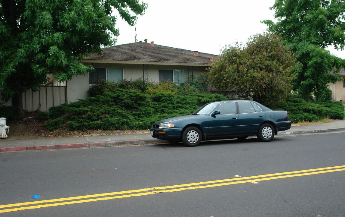 3740 Peacock Ct in Santa Clara, CA - Building Photo