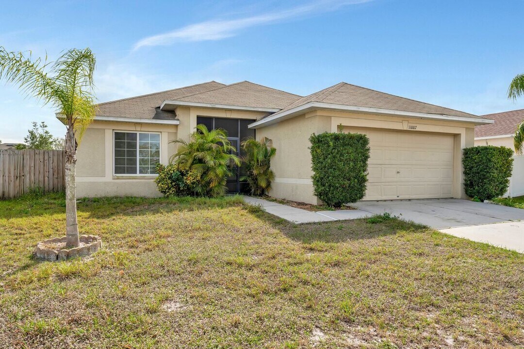 11007 Whitecap Dr in Riverview, FL - Building Photo