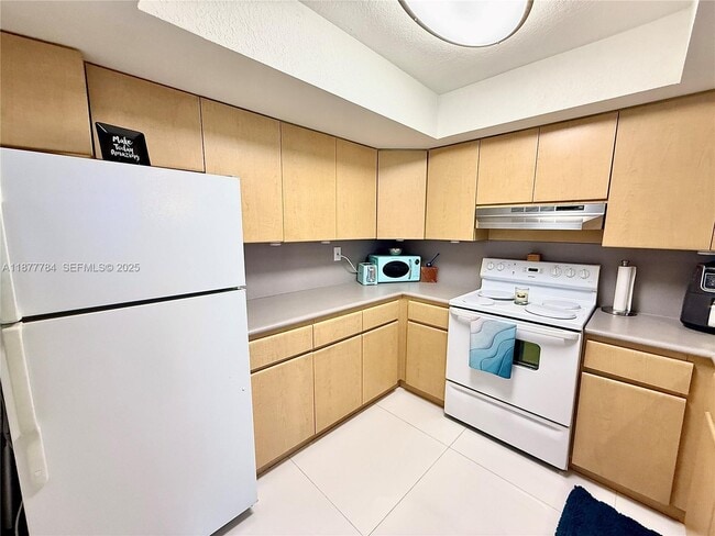 10857 NW 7th St-Unit -21-17 in Miami, FL - Building Photo - Building Photo