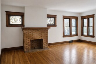 24 Merrimac St, Unit Lower in Buffalo, NY - Foto de edificio - Building Photo