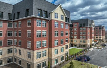 201 Sherman Rd, Unit 440 in Chestnut Hill, MA - Foto de edificio - Building Photo