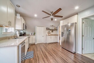 216 Central St, Unit 2 in Rockland, MA - Building Photo - Building Photo