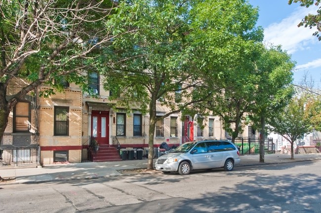 304 Saint Nicholas Ave in Brooklyn, NY - Building Photo - Primary Photo