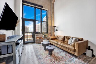 320 E 21st St, Unit 604 in Chicago, IL - Foto de edificio - Building Photo