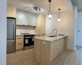 37 Brunswick Boul in Dollard-des-Ormeaux, QC - Building Photo - Building Photo