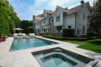 11 Red Oak Dr in Spring Lake, NJ - Building Photo - Building Photo