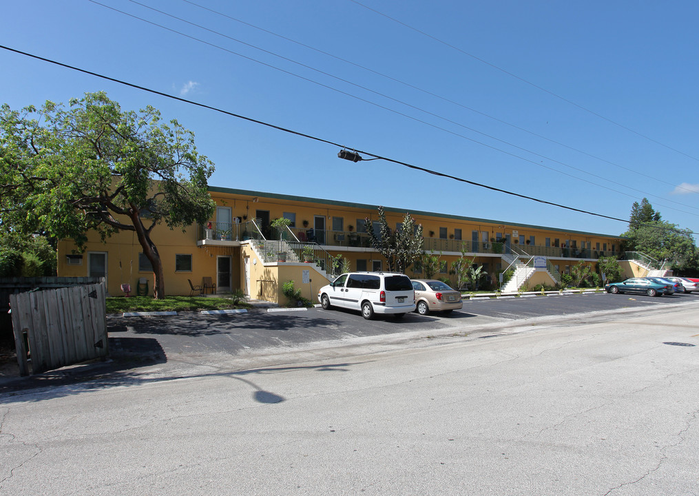 Waters Edge Apartments in Wilton Manors, FL - Building Photo