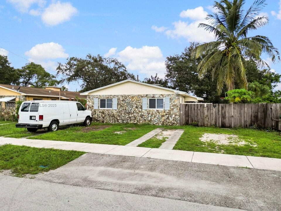 6165 SW 44th St in Davie, FL - Building Photo