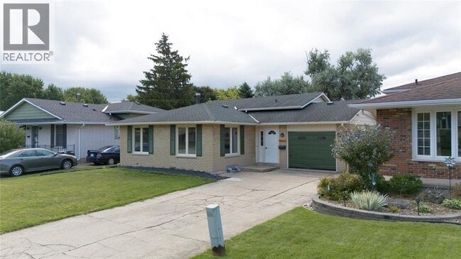 1025 Frost Ave in Sarnia, ON - Building Photo - Building Photo