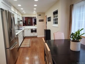 91 Duck Pond Dr in Manhasset, NY - Building Photo - Building Photo