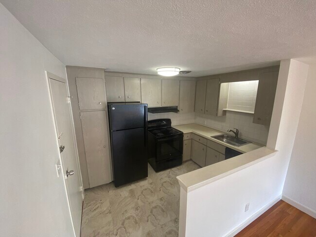 1105 Lexington St, Unit 2-9 in Waltham, MA - Foto de edificio - Building Photo