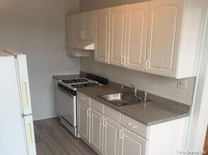 24 Vanderbilt Ave in Manhasset, NY - Building Photo - Building Photo