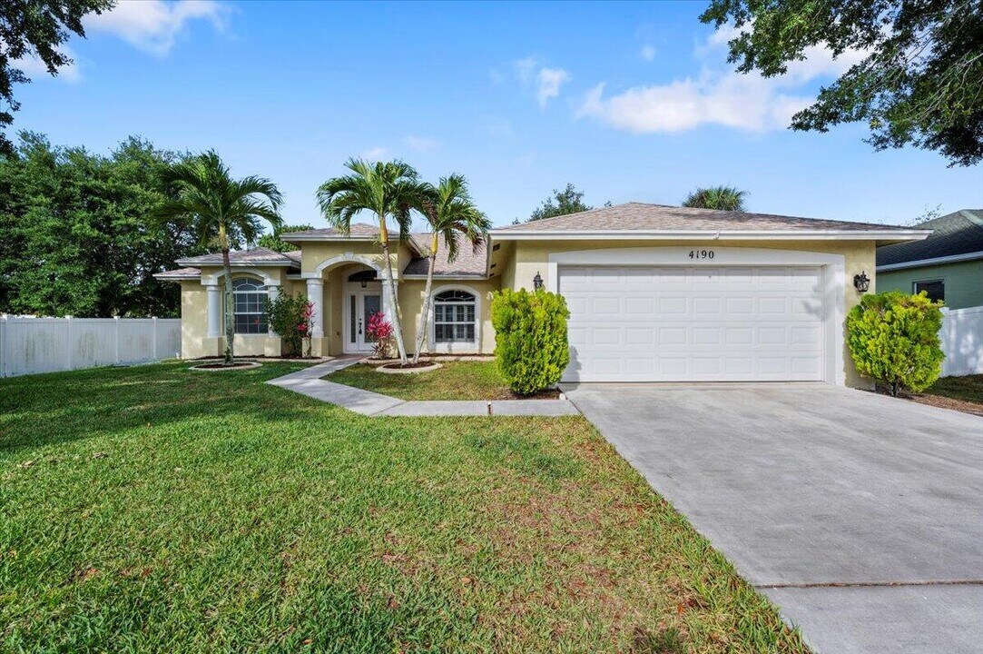 4190 SW Utterback St in Port St. Lucie, FL - Building Photo