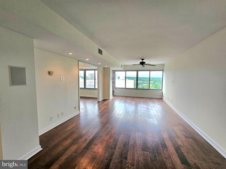 5340 Holmes Run Pkwy in Alexandria, VA - Building Photo