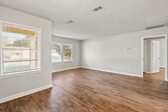 911 Patsy Dr in Baytown, TX - Building Photo - Building Photo