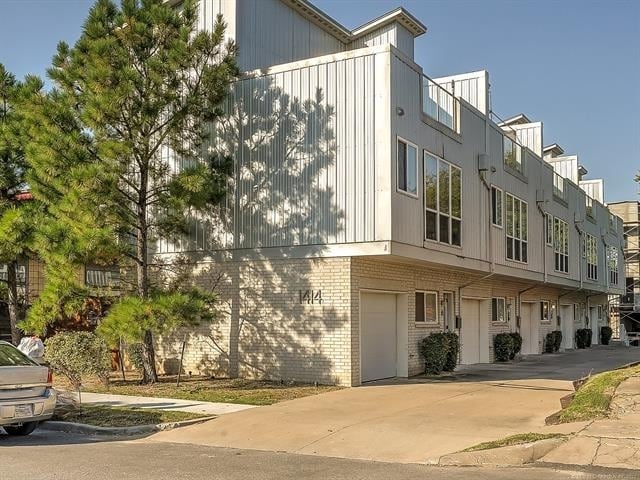 property at 1414 S Quincy Ave