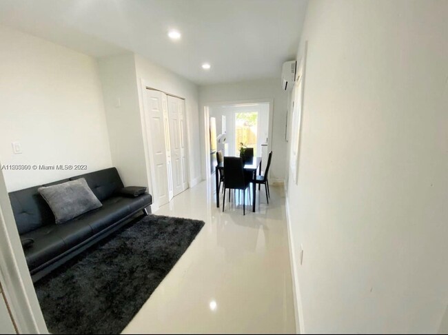 670 Flagami Blvd-Unit -Apt #2 in Miami, FL - Foto de edificio - Building Photo