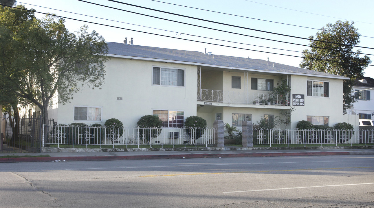 10820 Oxnard St in North Hollywood, CA - Building Photo