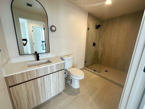 402 NE 34th St, Unit A3 in Miami, FL - Building Photo - Building Photo