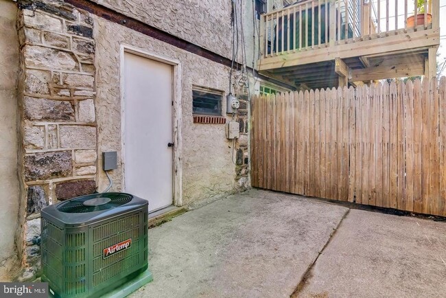 property at 2420 S Lee St