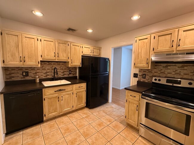 166 Old Brookfield Rd, Unit 17-3 in Danbury, CT - Building Photo - Building Photo