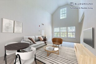 313 Avalon Cir in Smithtown, NY - Building Photo