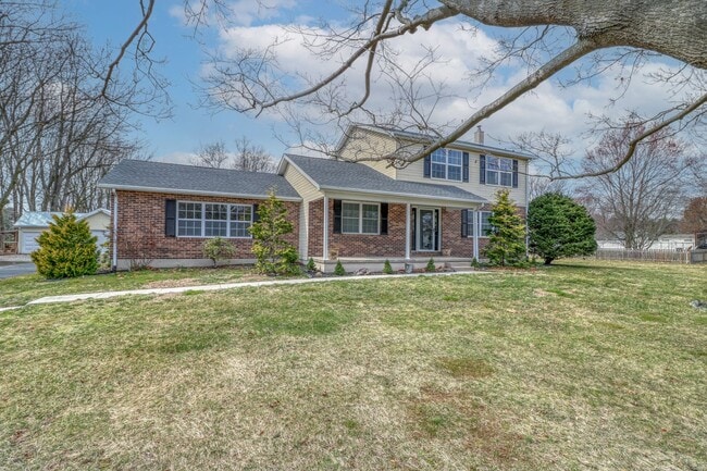 property at 414 Boxwood Ln