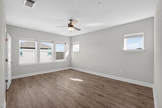 213 Flowers Ave in Hutto, TX - Building Photo - Building Photo