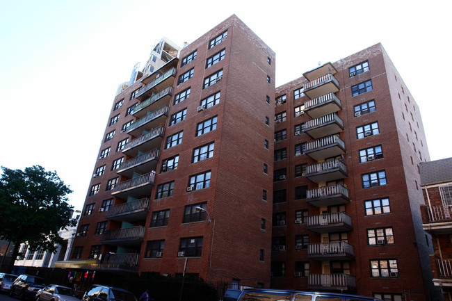 13324 Sanford Ave in Flushing, NY - Foto de edificio - Building Photo