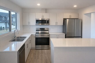 1025 Secord Promenade in Edmonton, AB - Building Photo - Building Photo