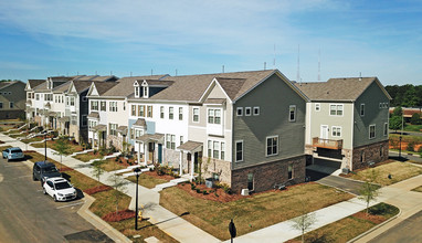 Hadley Park at Arrowood Station in Charlotte, NC - Building Photo - Building Photo